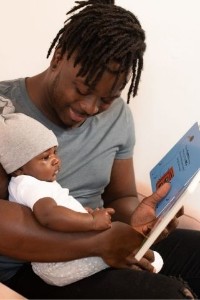 vader dochter baby voorlezen